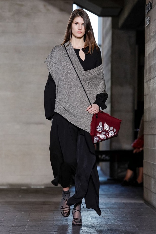 عرض أزياء Roland Mouret لخريف وشتاء 2019