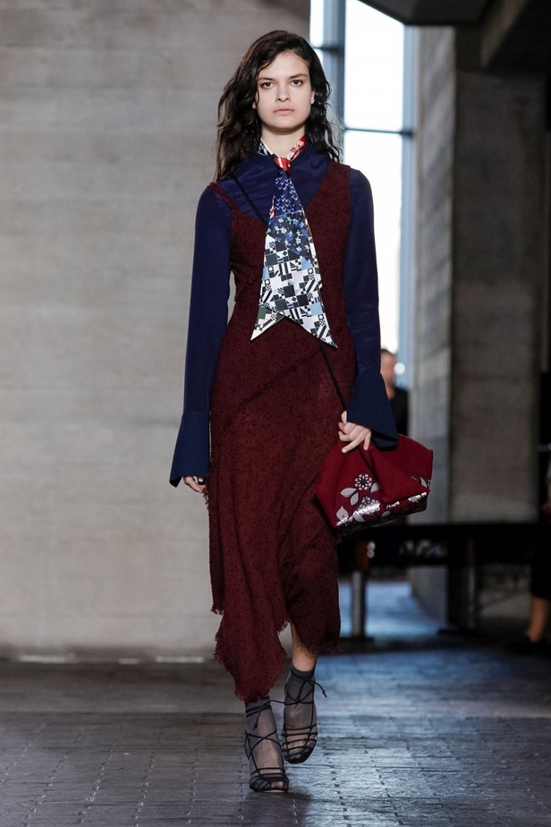 عرض أزياء Roland Mouret لخريف وشتاء 2019