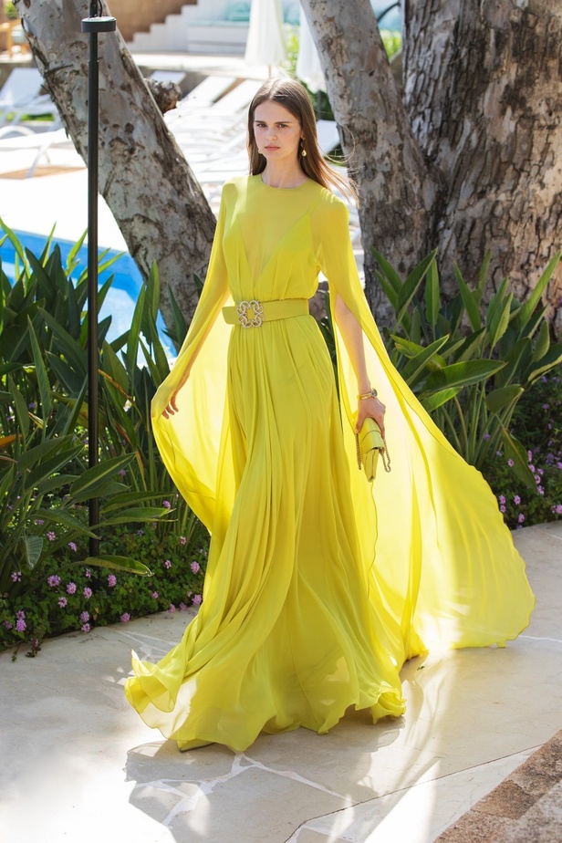  مجموعة ايلي صعب ريزورت 2022 ترحب بالبدايات الجديدة