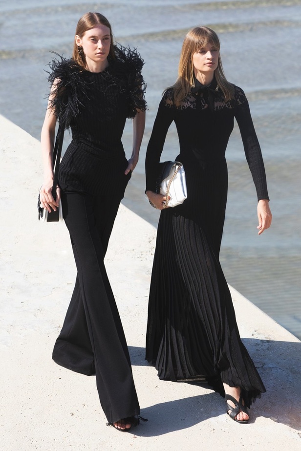  مجموعة ايلي صعب ريزورت 2022 ترحب بالبدايات الجديدة