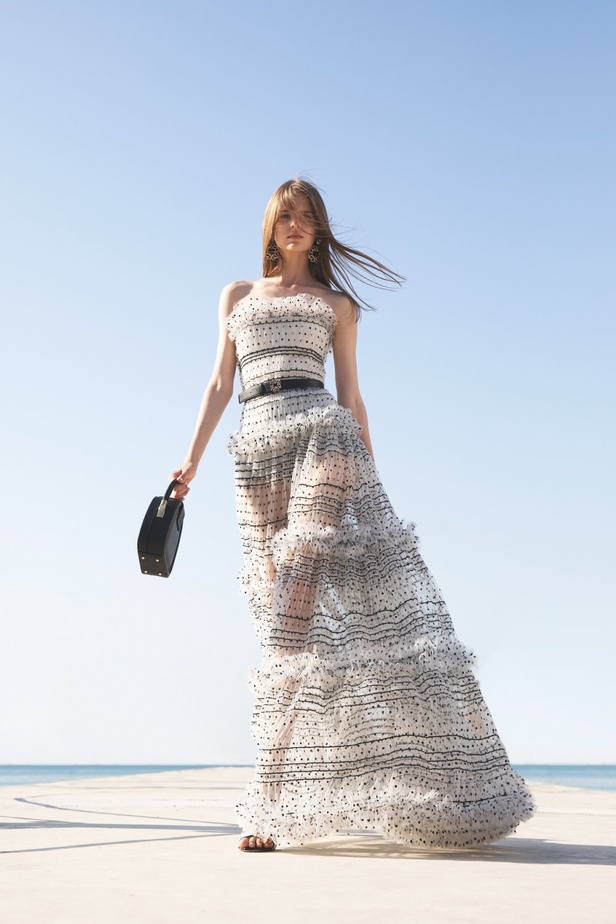  مجموعة ايلي صعب ريزورت 2022 ترحب بالبدايات الجديدة