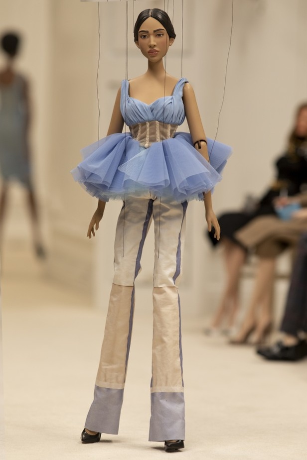 عرض أزياء مجموعة MOSCHINO لربيع وصيف 2021 في أسبوع الموضة في ميلانو