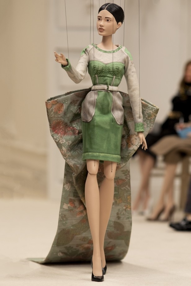 عرض أزياء مجموعة MOSCHINO لربيع وصيف 2021 في أسبوع الموضة في ميلانو