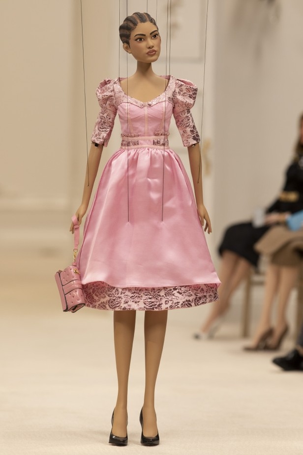 عرض أزياء مجموعة MOSCHINO لربيع وصيف 2021 في أسبوع الموضة في ميلانو