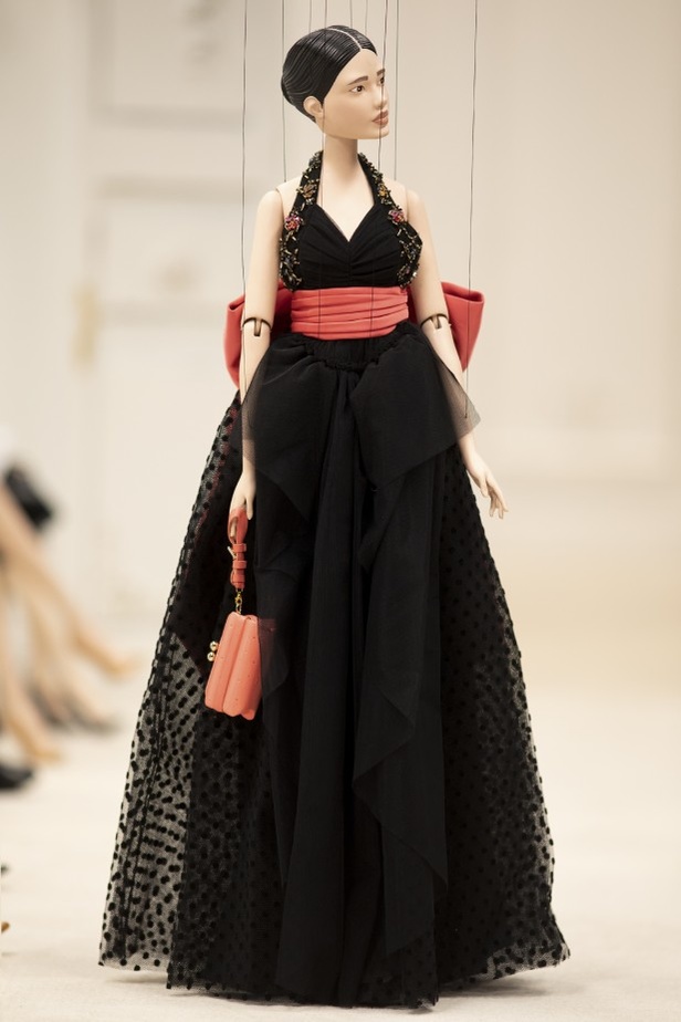 عرض أزياء مجموعة MOSCHINO لربيع وصيف 2021 في أسبوع الموضة في ميلانو