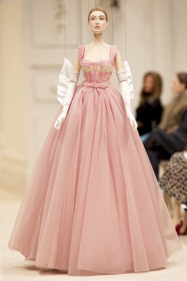 عرض أزياء مجموعة MOSCHINO لربيع وصيف 2021 في أسبوع الموضة في ميلانو