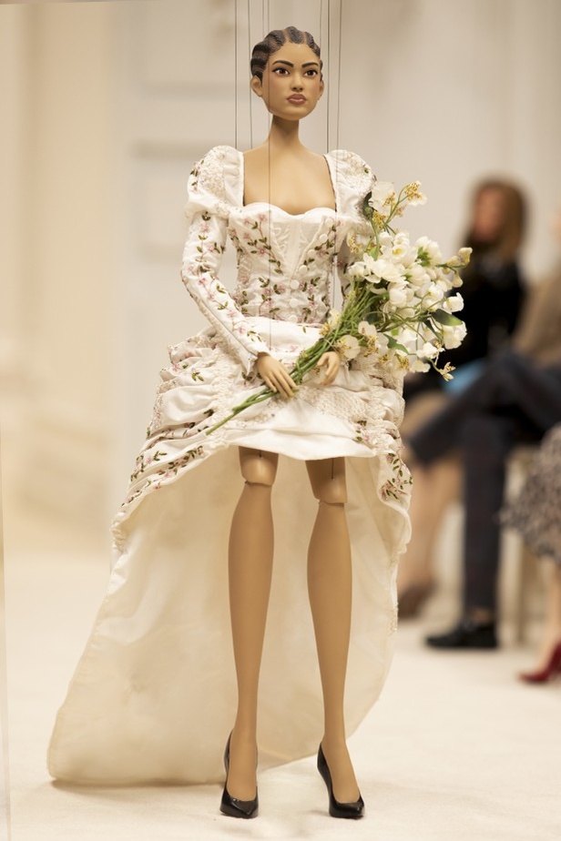 عرض أزياء مجموعة MOSCHINO لربيع وصيف 2021 في أسبوع الموضة في ميلانو