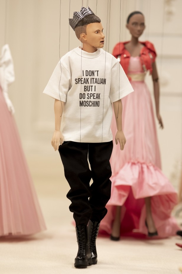 عرض أزياء مجموعة MOSCHINO لربيع وصيف 2021 في أسبوع الموضة في ميلانو