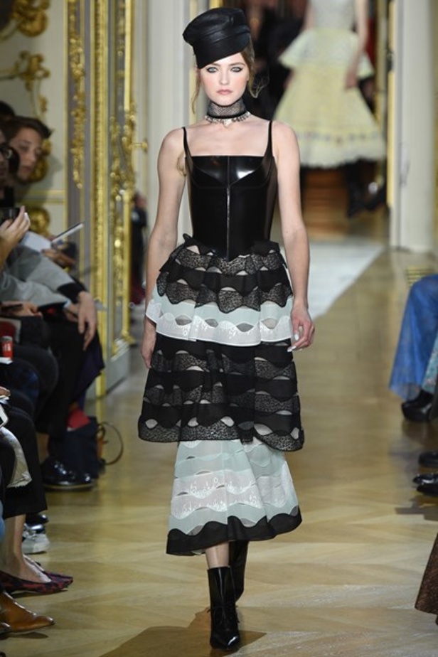 عرض Ulyana Sergeenko من وحي الغجر! 