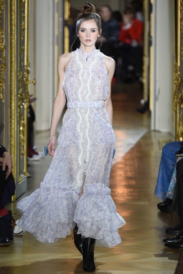 عرض Ulyana Sergeenko من وحي الغجر! 