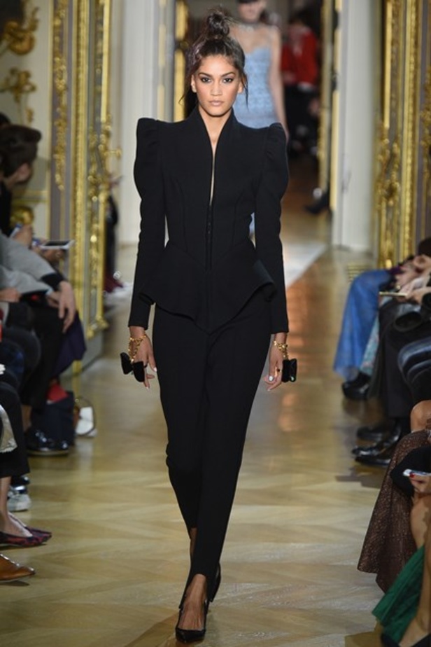 عرض Ulyana Sergeenko من وحي الغجر! 