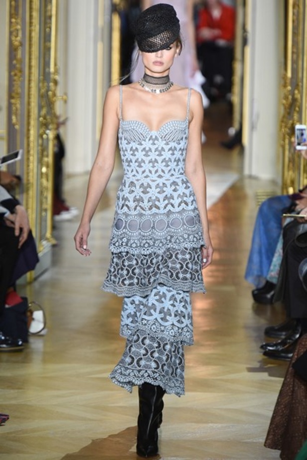 عرض Ulyana Sergeenko من وحي الغجر! 