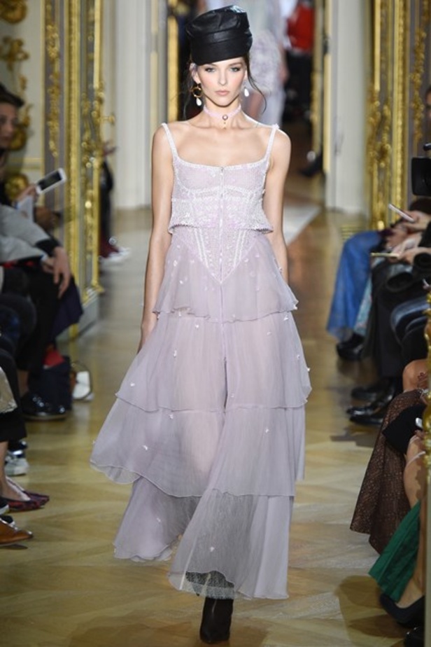 عرض Ulyana Sergeenko من وحي الغجر! 