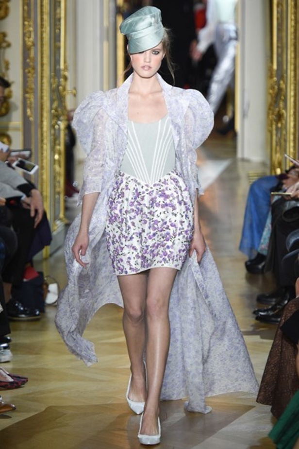 عرض Ulyana Sergeenko من وحي الغجر! 