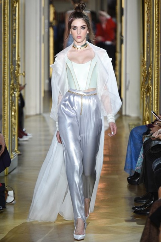 عرض Ulyana Sergeenko من وحي الغجر! 