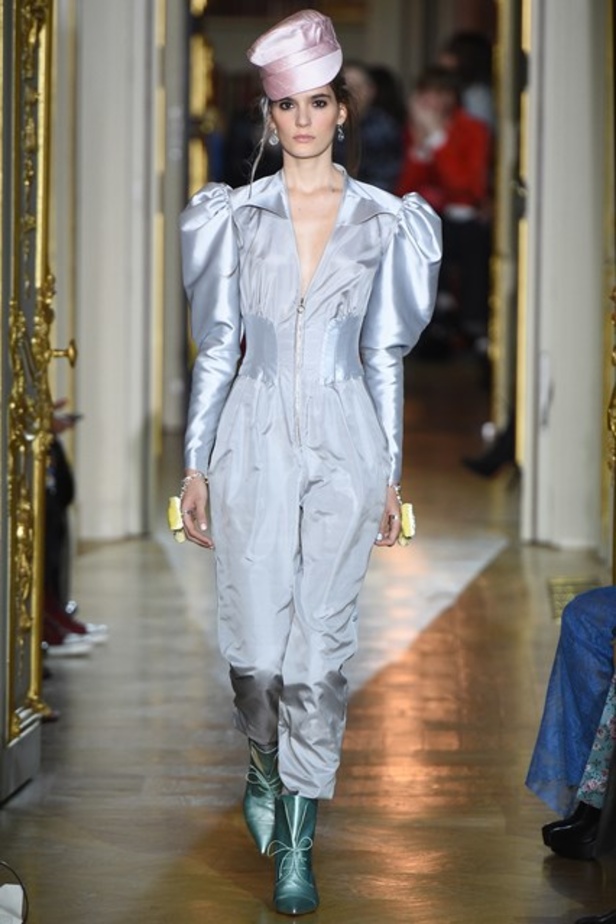 عرض Ulyana Sergeenko من وحي الغجر! 