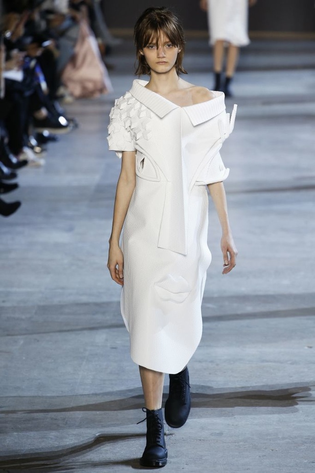 أزياء "فيكتور أند رولف" الفاخرة والمسرحية لربيع 2016