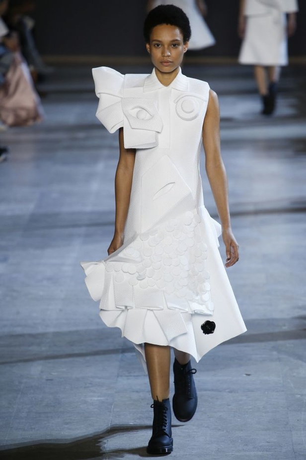 أزياء "فيكتور أند رولف" الفاخرة والمسرحية لربيع 2016