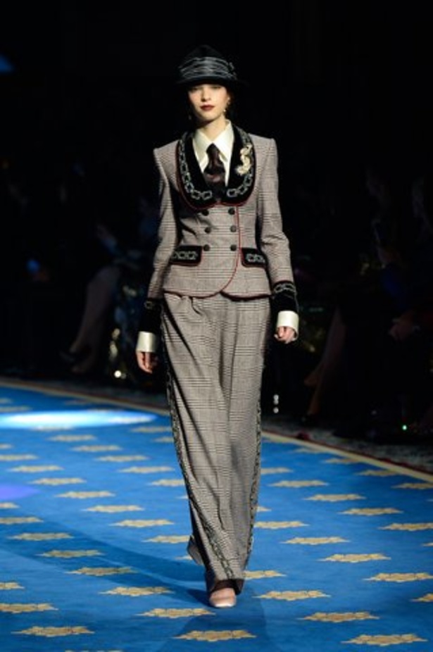 فساتين سهرة منفوخة في عرض دولتشي آند غابانا التامودا