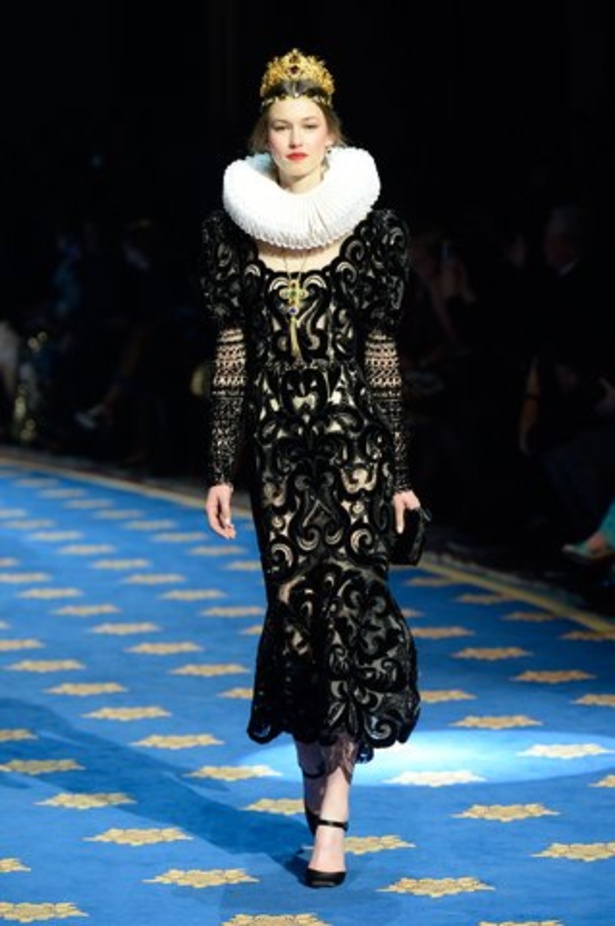 فساتين سهرة منفوخة في عرض دولتشي آند غابانا التامودا