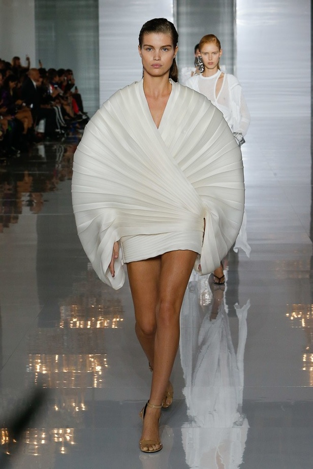 عرض أزياء Balmain لربيع وصيف 2019