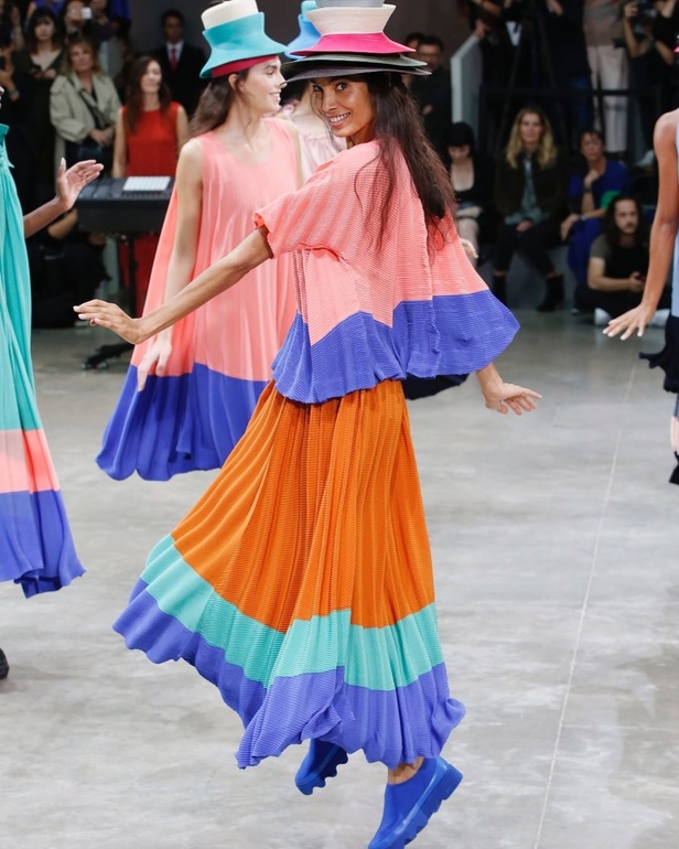 عرض مجموعة Issey Miyake ربيع وصيف 2020 
