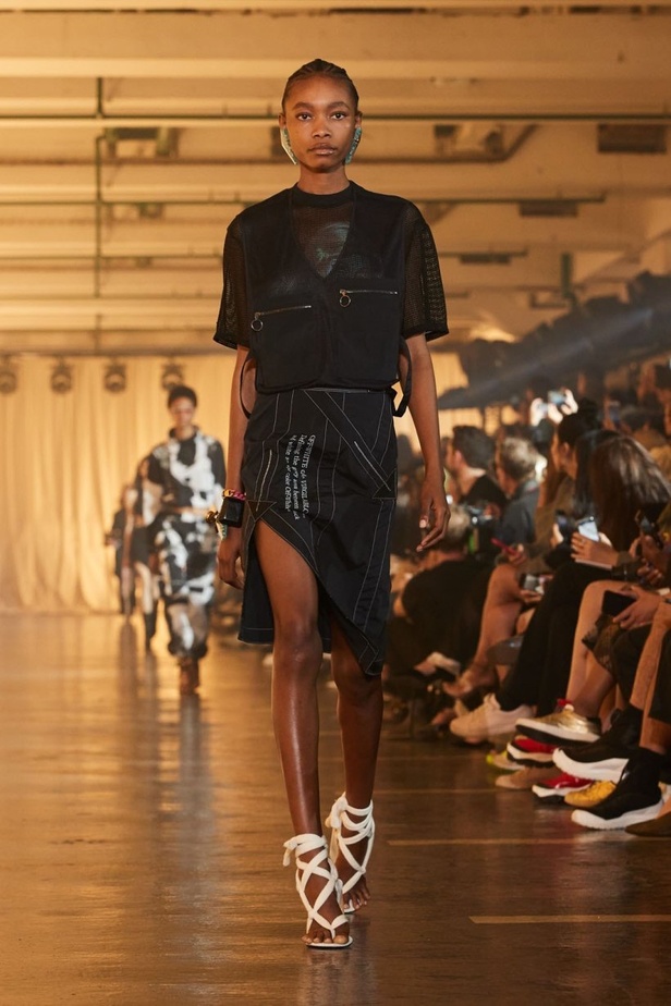 عرض مجموعة Off white بحس رياضي فاخر 