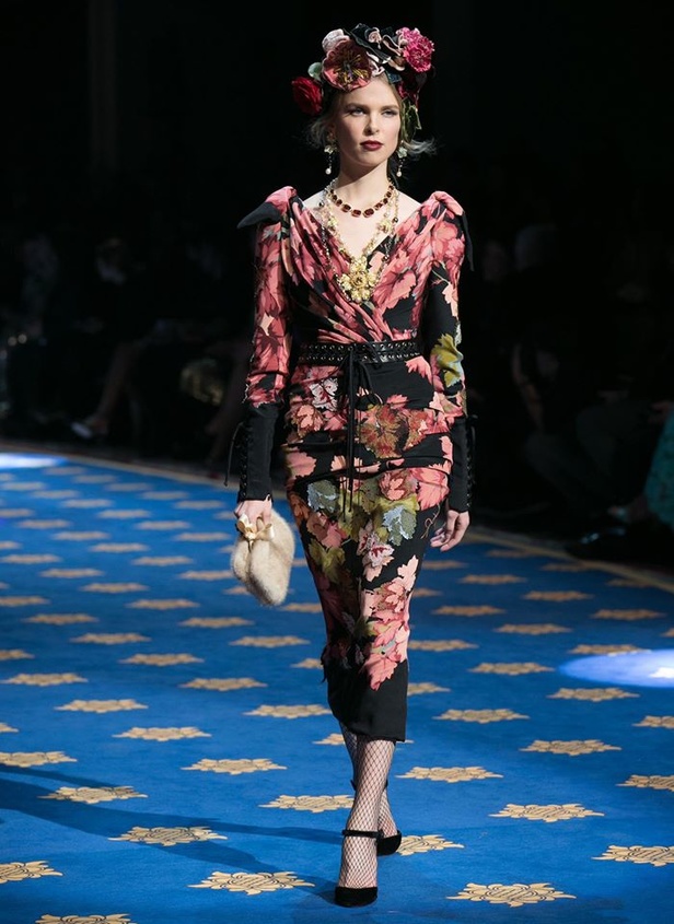 فساتين سهرة منفوخة في عرض دولتشي آند غابانا التامودا