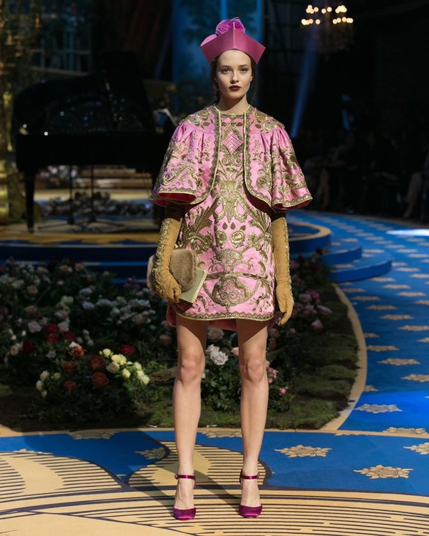 فساتين سهرة منفوخة في عرض دولتشي آند غابانا التامودا