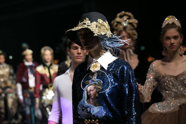 فساتين سهرة منفوخة في عرض دولتشي آند غابانا التامودا