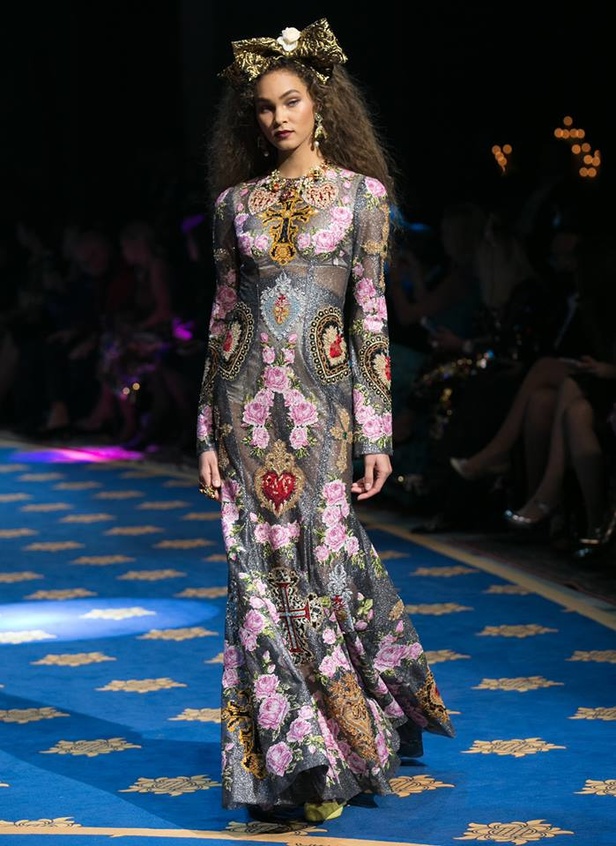 فساتين سهرة منفوخة في عرض دولتشي آند غابانا التامودا