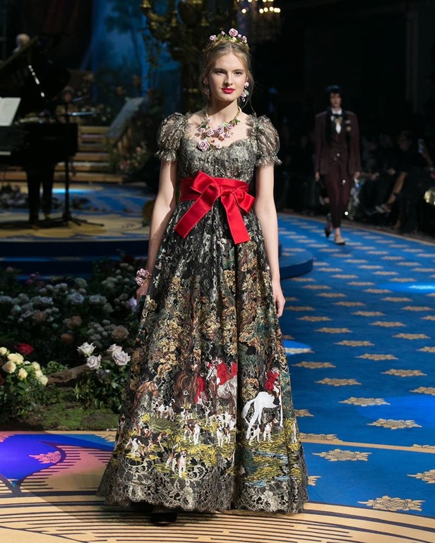 فساتين سهرة منفوخة في عرض دولتشي آند غابانا التامودا