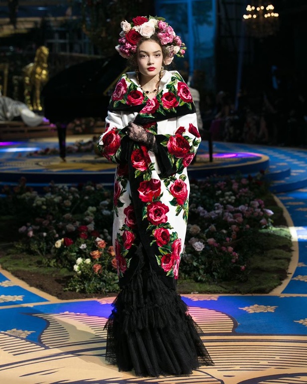 فساتين سهرة منفوخة في عرض دولتشي آند غابانا التامودا