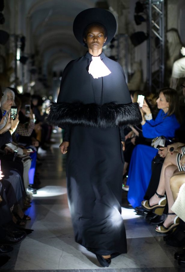 مجموعة غوتشي كروز 2020 تنير متحف روما بقصات وألوان عصرية ومميّزة