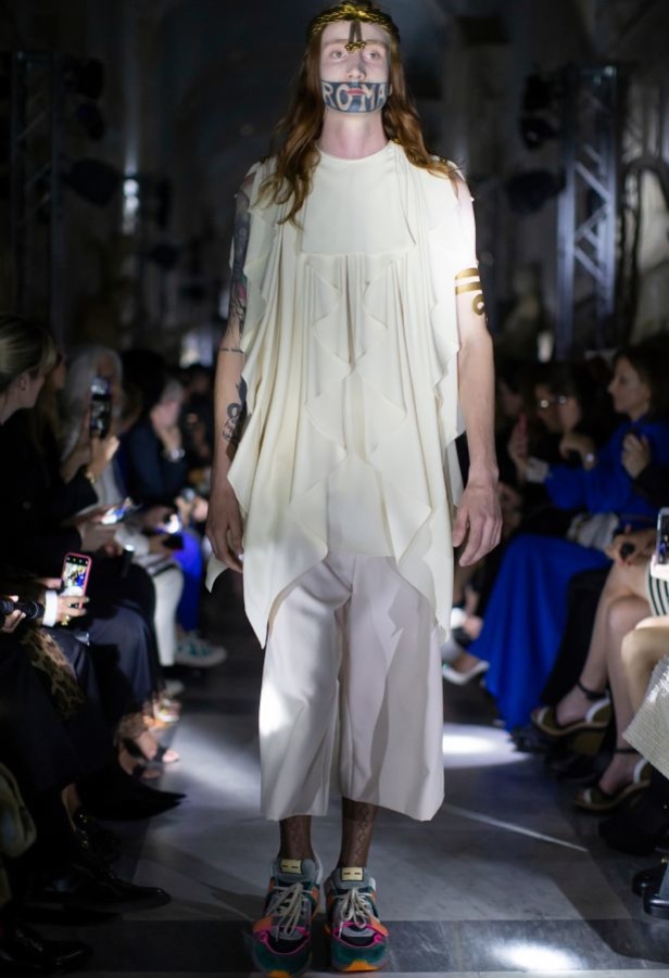 مجموعة غوتشي كروز 2020 تنير متحف روما بقصات وألوان عصرية ومميّزة