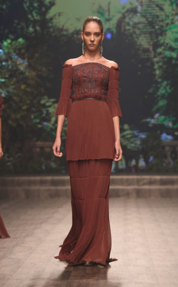 "فاشن فوروورد" يختتم فعالياته بتميّز وتألق أبرز المصممين