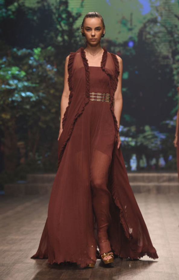 "فاشن فوروورد" يختتم فعالياته بتميّز وتألق أبرز المصممين