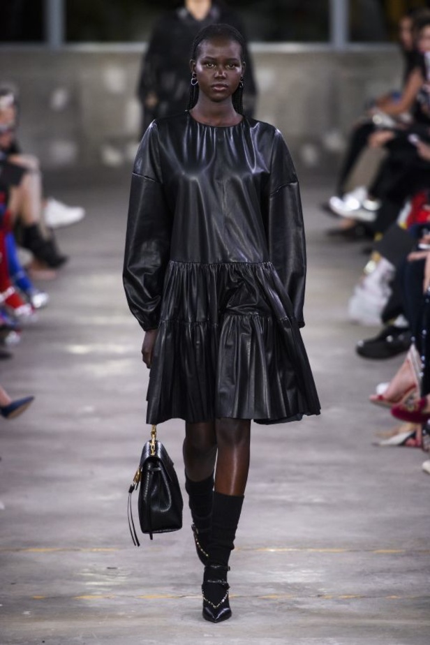 أزياء فالنتينو في طوكيو... مزيج بين التقاليد الإيطالية والحضارة اليابانية