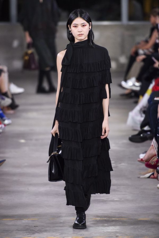 أزياء فالنتينو في طوكيو... مزيج بين التقاليد الإيطالية والحضارة اليابانية