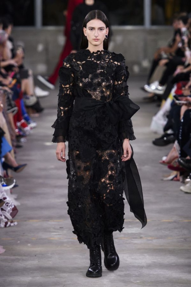 أزياء فالنتينو في طوكيو... مزيج بين التقاليد الإيطالية والحضارة اليابانية