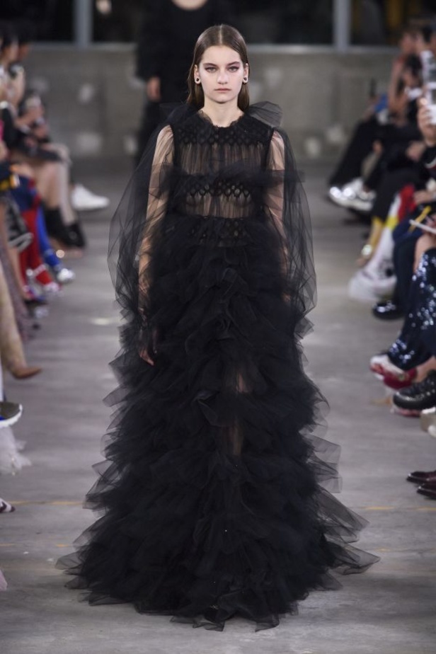 أزياء فالنتينو في طوكيو... مزيج بين التقاليد الإيطالية والحضارة اليابانية