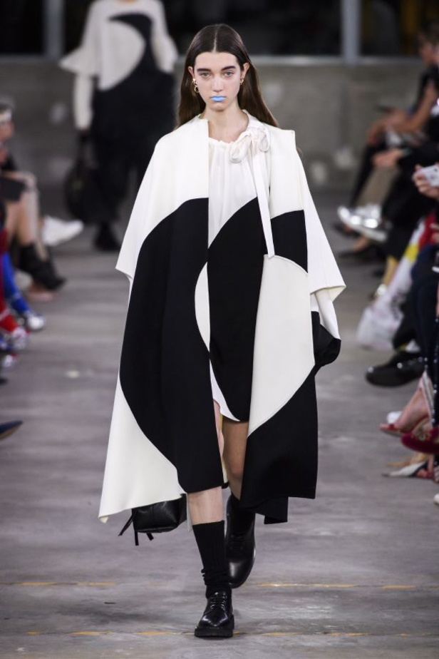 أزياء فالنتينو في طوكيو... مزيج بين التقاليد الإيطالية والحضارة اليابانية