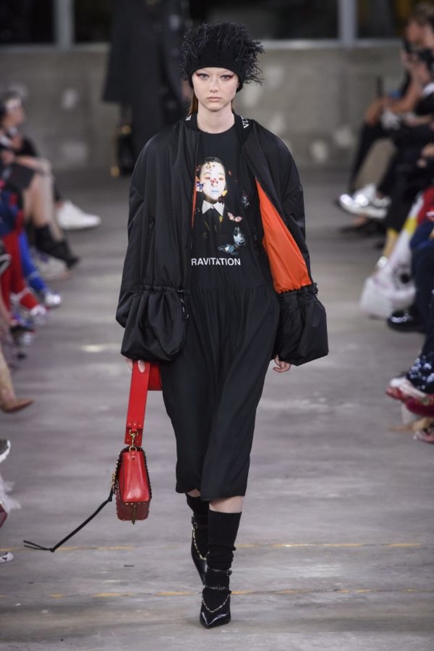 أزياء فالنتينو في طوكيو... مزيج بين التقاليد الإيطالية والحضارة اليابانية