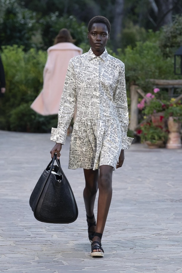 مجموعة Max Mara ريزورت 2022 تذكّرنا بفن السفر