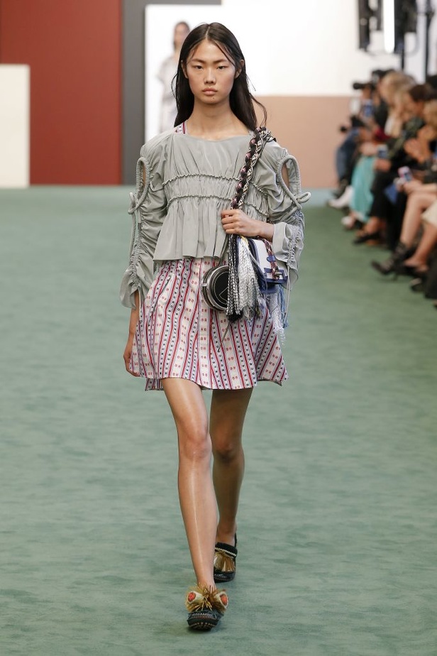 عرض أزياء Carven للأزياء الجاهزة لربيع وصيف 2018 !