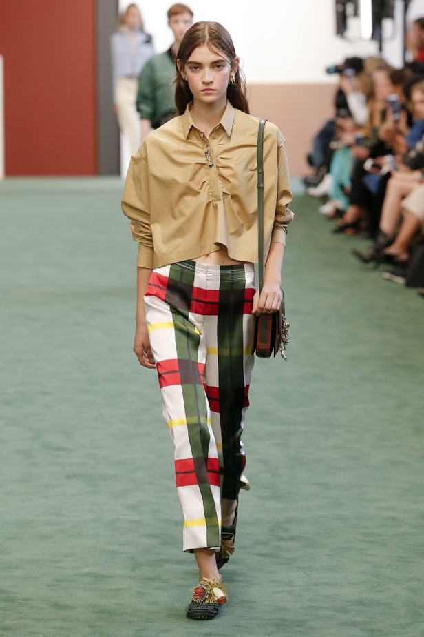 عرض أزياء Carven للأزياء الجاهزة لربيع وصيف 2018 !