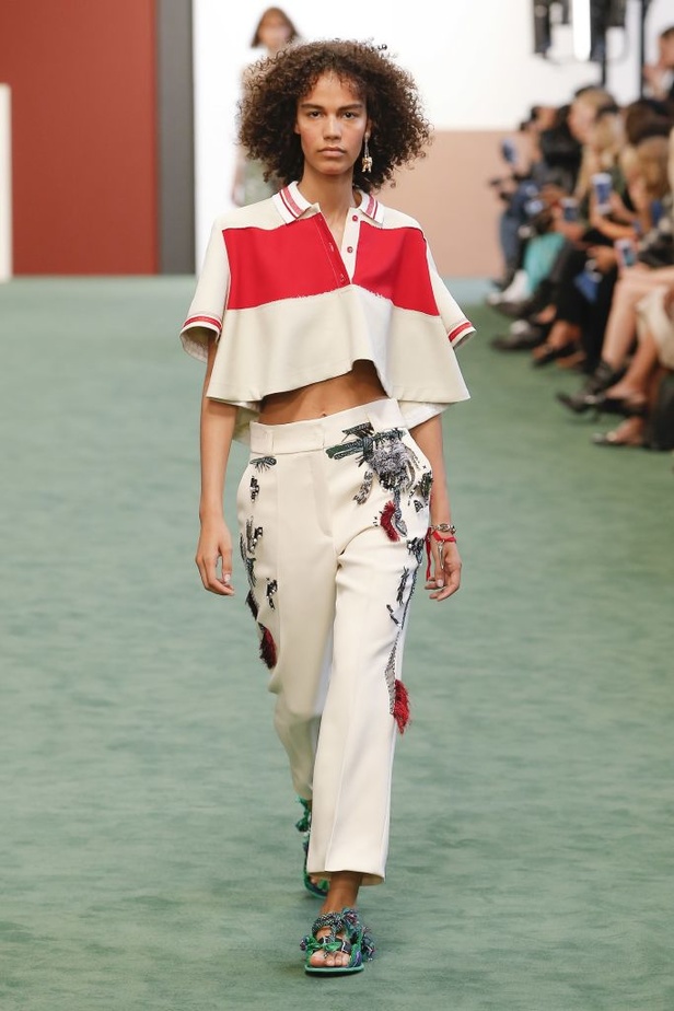 عرض أزياء Carven للأزياء الجاهزة لربيع وصيف 2018 !