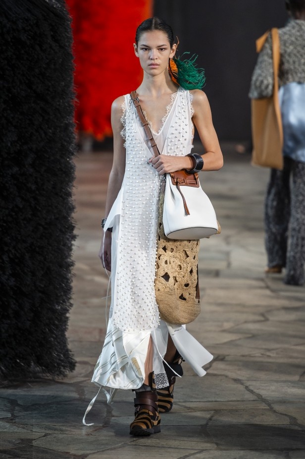 عرض أزياء Loewe لربيع وصيف 2019