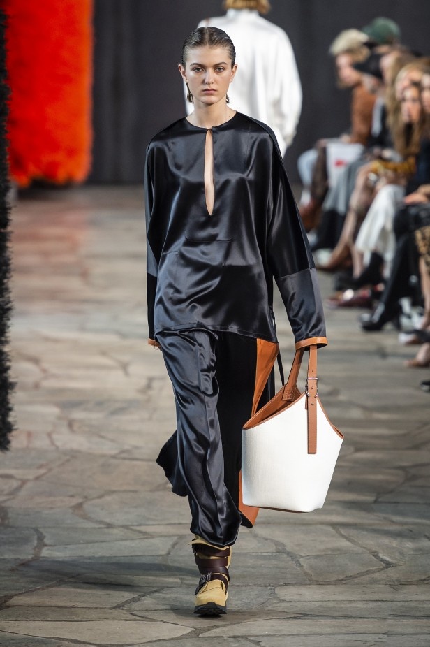 عرض أزياء Loewe لربيع وصيف 2019