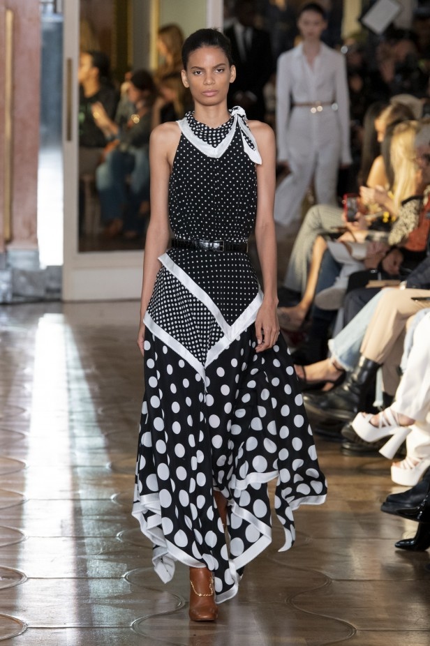 اسبوع الموضة في باريس 2019 مجموعة altuzarra للملابس الجاهزة لربيع وصيف 2020